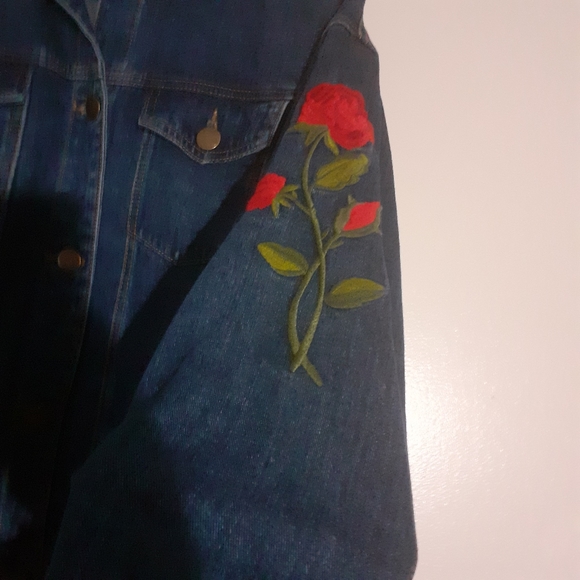 Women OVERSIZED BLUE DENIM JACKET with Roses embroidery,  so chic and versatile - Picture 4 of 5